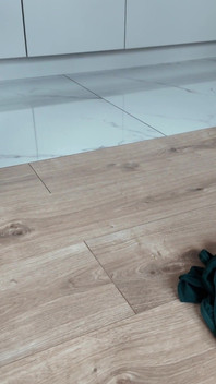 Olgun Sarışın Jenny Mastürbasyon ve İdrar Yapıyor