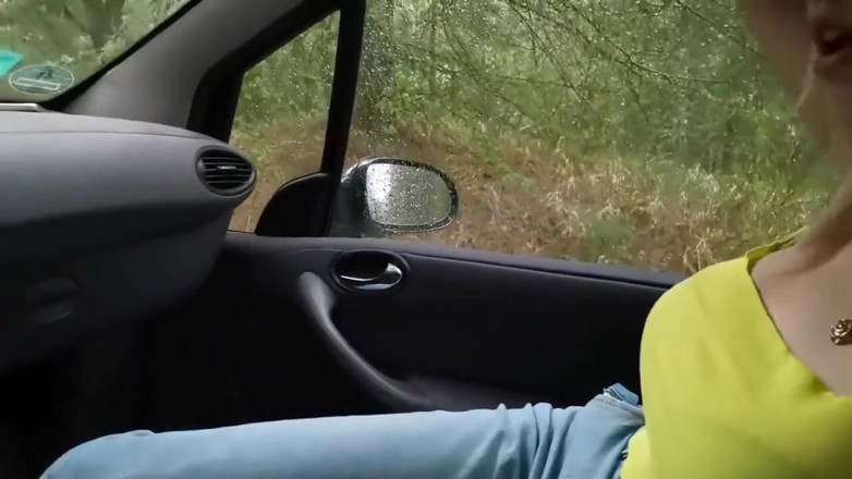 Mini Elfie: タクシー運転手は口の中で学生を与えた