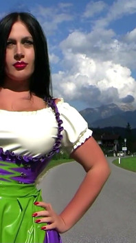 Толстушка-шлюшка dirndl на публике