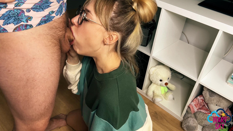 Mary_Sky: Familia cachonda! El padrastro vertió masivamente semen en mi cara....