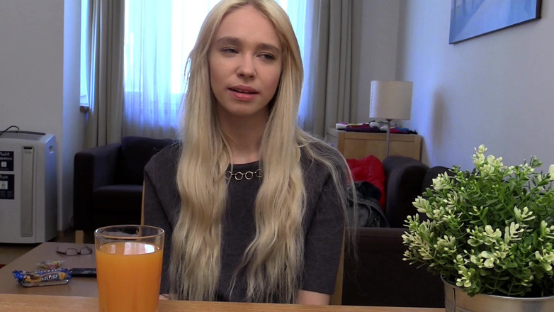Bitch hunter: Blonde Babe chwyta fioletowy wibrator z niegrzecznym uśmiechem