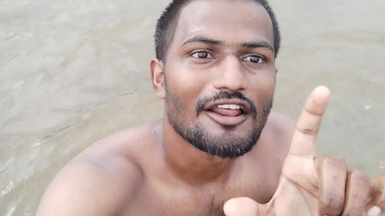 KUMBHA MANOJ KUMAR: Xhard Village, en clase