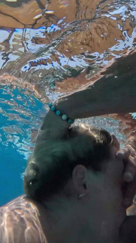 Goldenshower y sexo bajo el agua con Amuse de Rauch