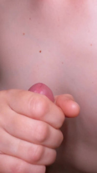 O fată drăguță de 18 ani vrea să fie umplută de spermă pe țâțele ei mici!