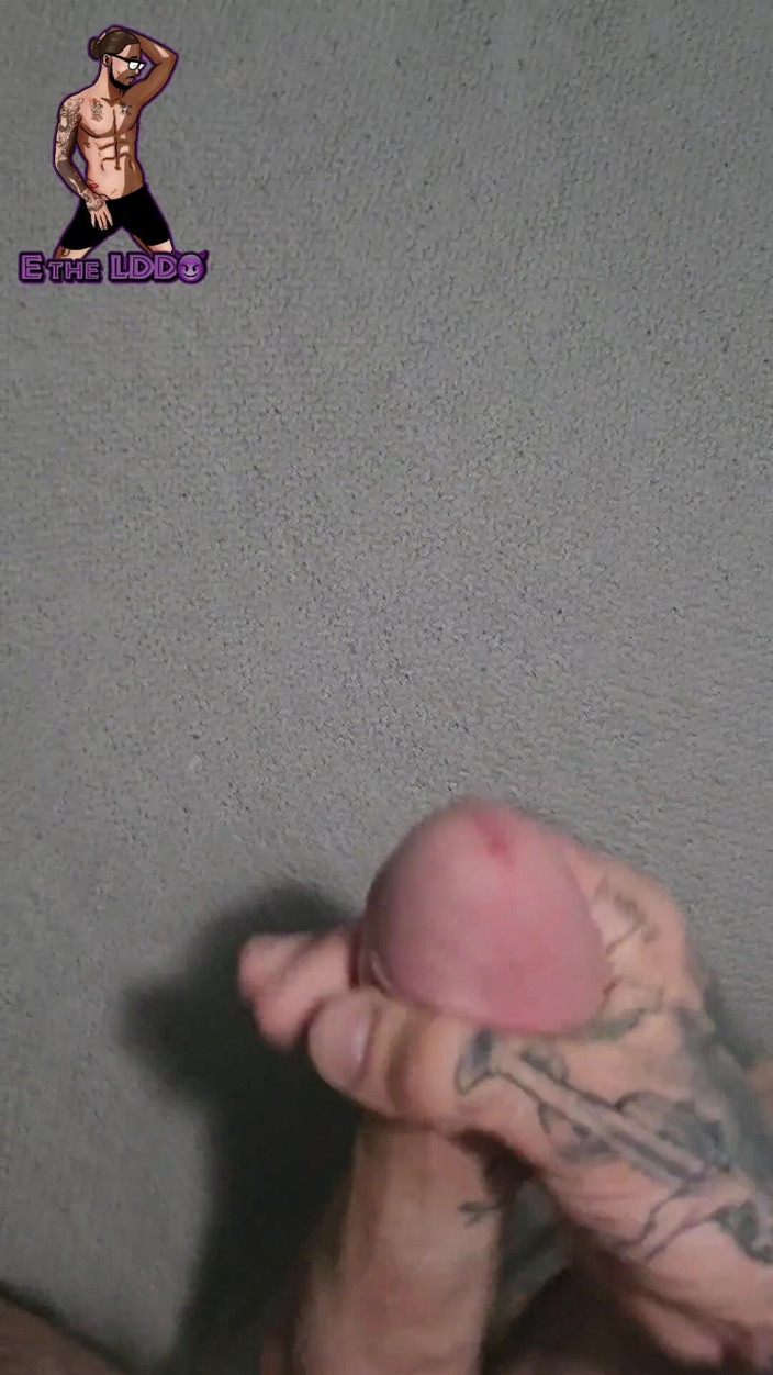 E the Long Dick Daddy: Tätowierter hengst bläst fette ladung überall