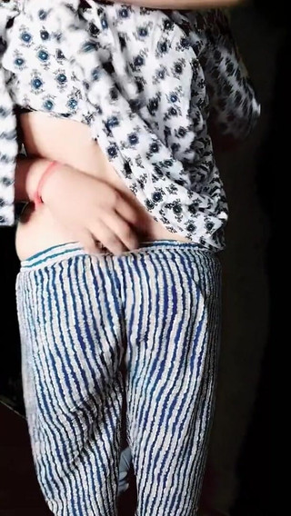 Vicky Thakur: Vicky Siya吮吸riya的阴户印度农村女孩