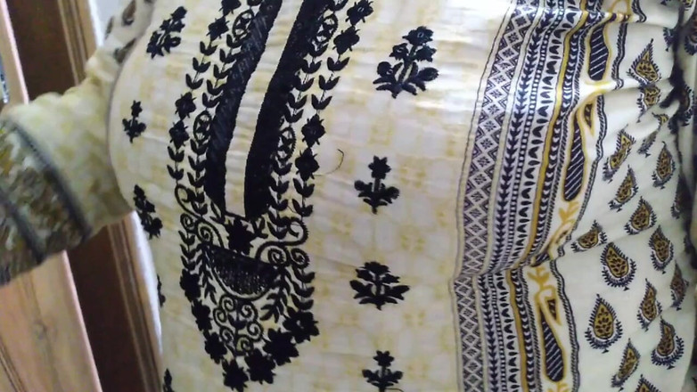 Aria Mia: Sabita yengenin şişman götü onu temizlerken üvey babası tarafından serbest bırakılıyordu.