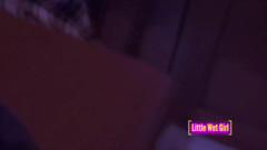 Little Wet Girl: Masturbasi di meja bar saat pesta seks