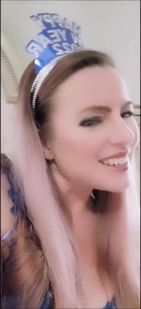 Nikki Nevada: 2022 , anul nou - masturbare cu bandă pe cap cu lenjerie...