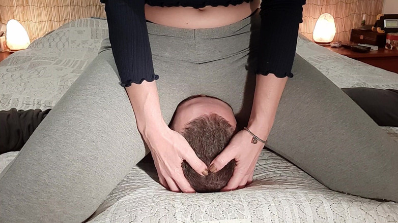 goddess82: Sei pronto a essere soffocato sotto la mia figa bagnata?