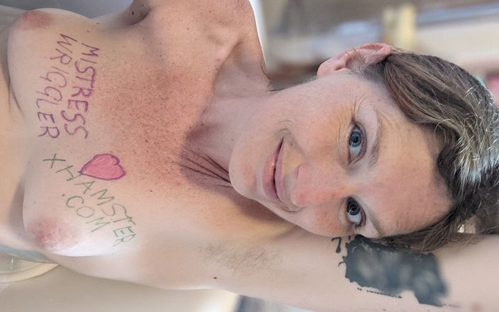 Rachel Wrigglers: Distracție la duș cu săpun sexy cu stăpâna Wriggler