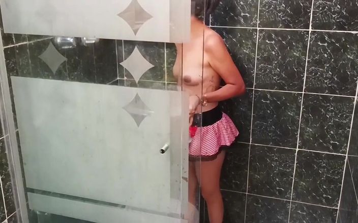 Swingers amateur: Veo a mi madrastra masturbarse mientras limpia la ducha. Me...