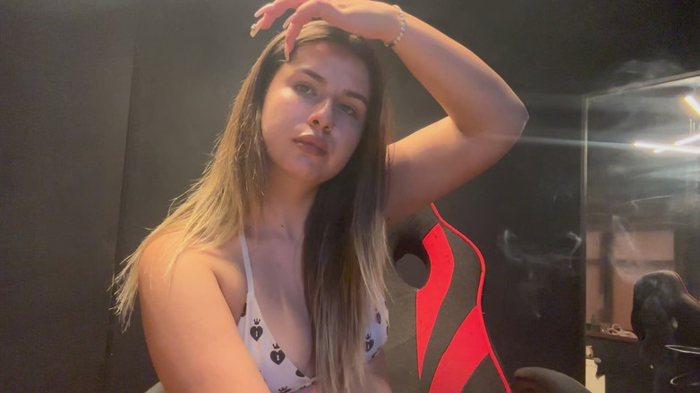 NipsAndStrips: Ta blonde parfaite fume dans un soutien-gorge
