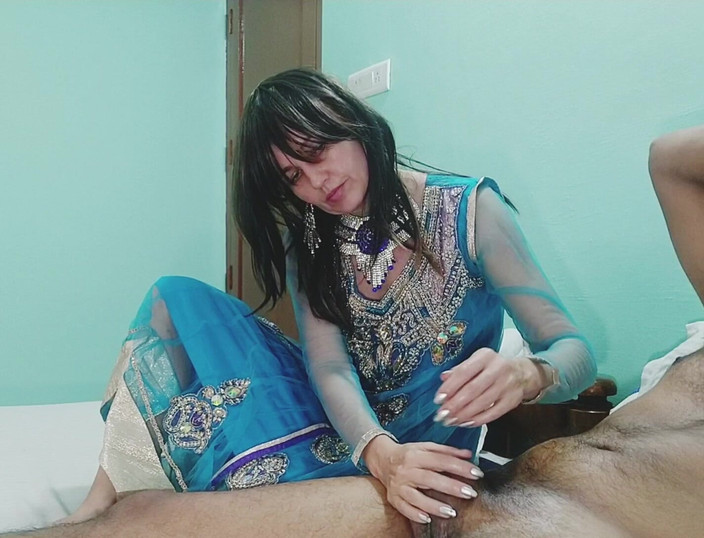 Bolly Karma: Sexy milfka ukazuje perfektní dovednosti s dokonalostí s velkým černým pérem