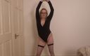 Horny vixen: Khiêu vũ tập luyện trong leotard đen và vớ hàng rào-net