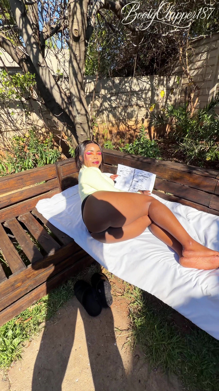BootyClapper187: Negra menina lendo fora recebe sua garganta usada por cara...