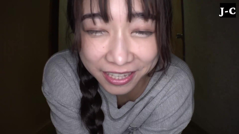 J-Cams: 两个女人分享一个大胆的湿吻和禁止的欲望的约会 - e