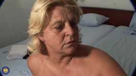 Esta grande madrasta adora o gosto de porra