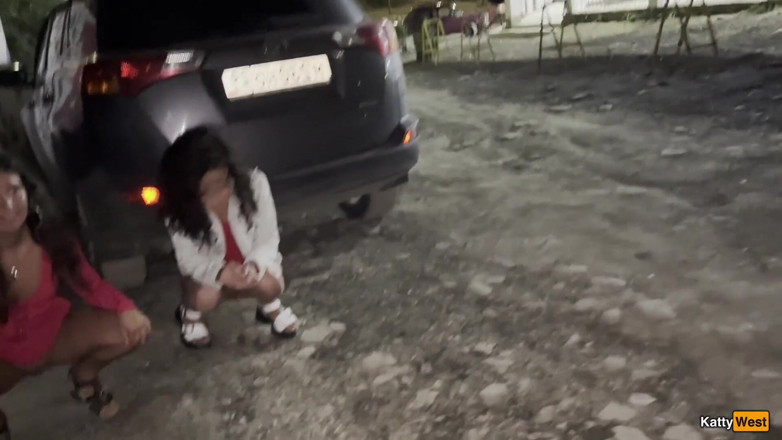 Katty West: Două iubite se pișă împreună lângă o mașină într-o parcare