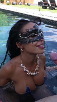 Muie neglijeentă + lins de cur în piscină
