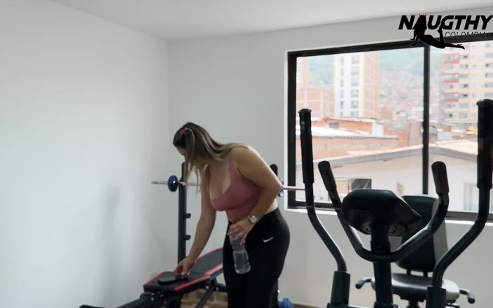 NaughtyColombia: Ele se masturba na academia quando fala com seu amante