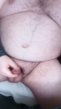 Il patrigno mostra il pene pompato e viene rovinato all'orgasmo