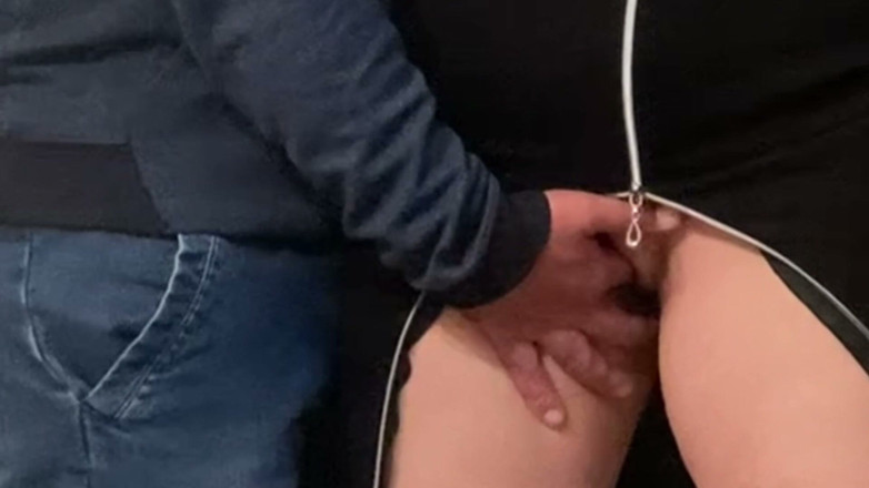 Niki studio: Cowok asing mergokin dan fingering memek besraku