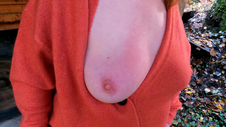 Bouncy Tits Action: Podciągnij swoją koszulę chcę uderzyć twoje cycki