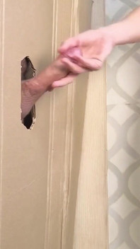 La première vidéo avec Glory Hole d’une brune sexy