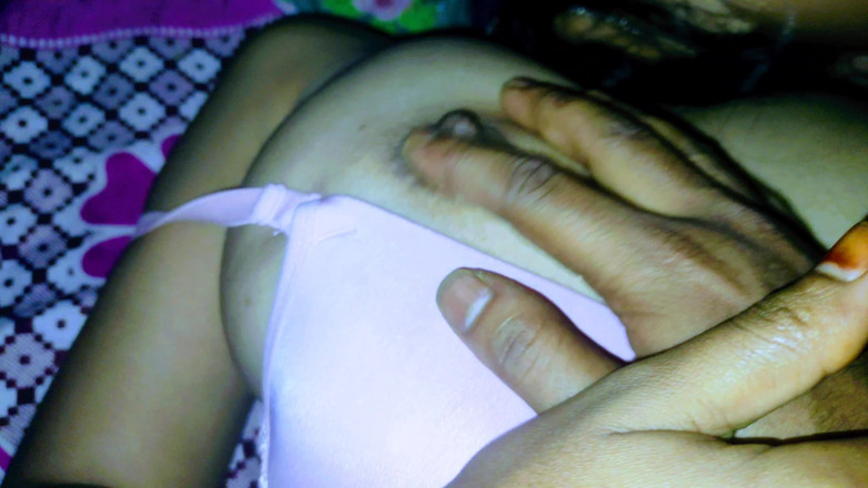 Lovely Dipti: Indisches heißes bhabhi-bikini-höschen, zeigt muschi und möpse