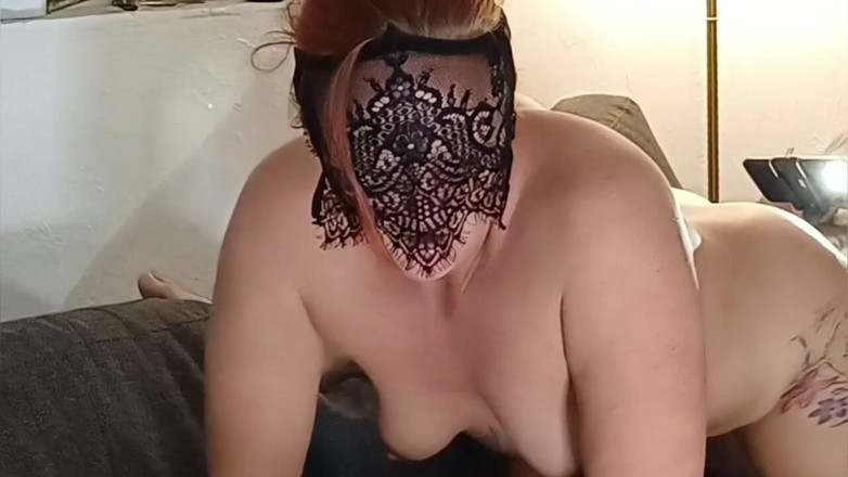Sexy and masked: Amatérská milf manželka tvrdě šuká s hlasitým orgasmy. Dostane bušený anál...