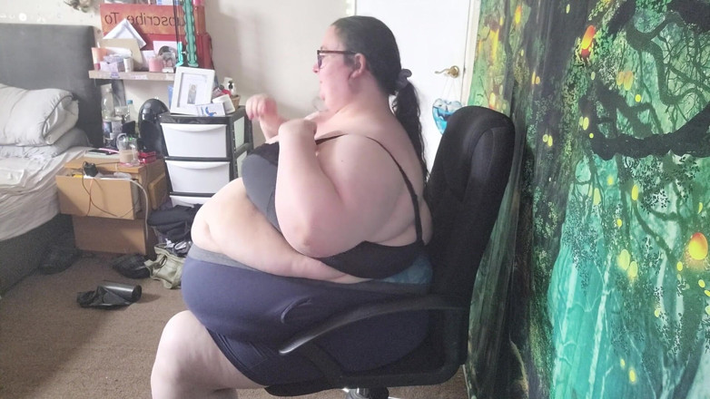 SSBBWLadyBrads: Tubuh bahenol cewek super semok ini dientot habis-habisan sama 2 cowok...