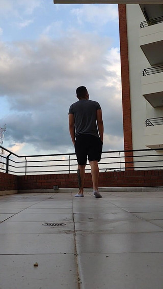 Tomas Styl: 야외에서 양말을 신은 라틴계 여자 - 큰 발