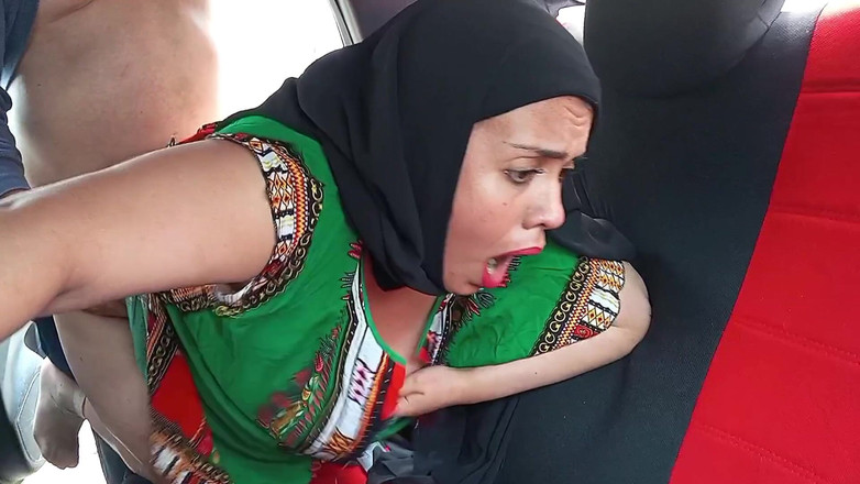 BBW Kelly Mom: Tesettürlü Hintli Kadın Arabada Seks Yapıyor