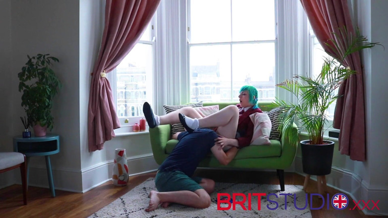 Brit Studio: Studentessa britannica di 18 anni viene mangiata dal suo insegnante e...
