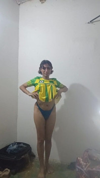 สาวดีๆ กำลังเดินตามขั้นตอนของเธอ