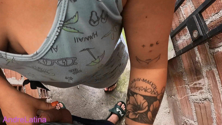 Gatita latina: Si scopa la vicina mentre suo marito sta lavorando