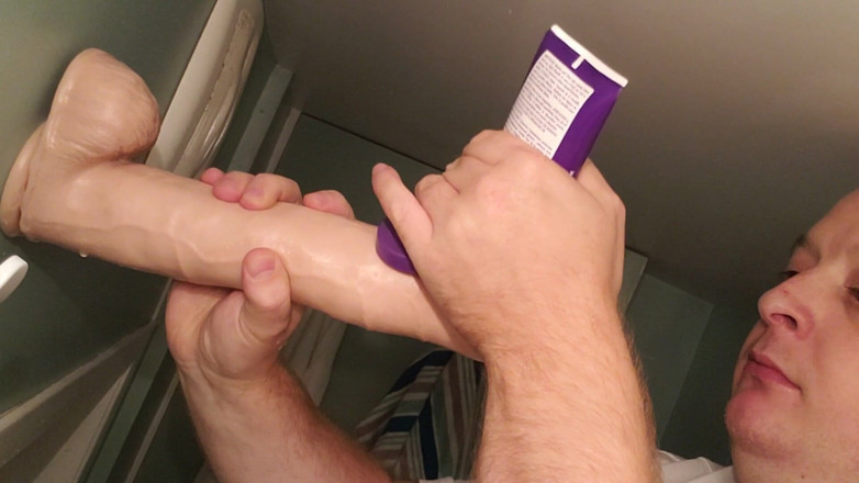 Charlieboy69: Огромный 14-дюймовый дилдо с глубокой глоткой