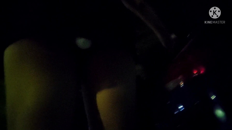 Traviezisha: Sissy travestita cammina fuori con un vibratore dentro il culo...