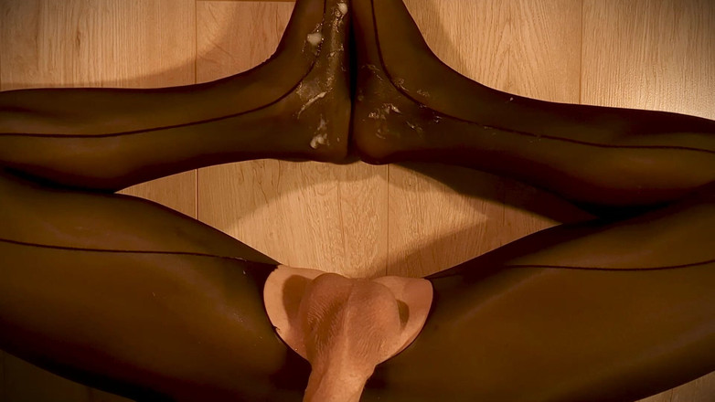 Julie Shine: Густая сперма на моих блестящих чёрных колготках