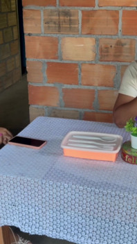 Aku membuat thong merah ke samping dan membiarkannya menjerit