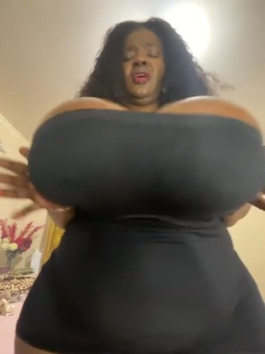Legendary Booty Overdose: Tetek gergasi melantun