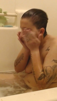 Tam vücutlu sudsy köpüklü banyo kılı üzüm n mumları yıkıyor