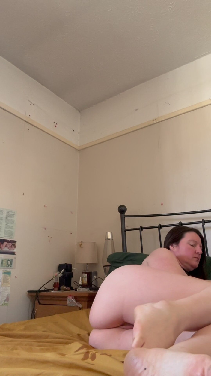 Frequentmasturbation: Glass Butt Plug Zblízka těsná stydké pysky kundička pokrytá olejem...