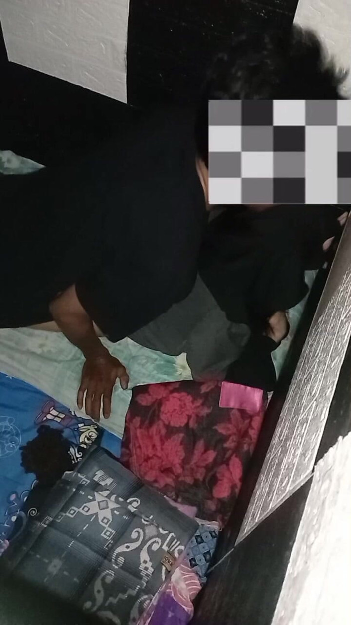 Famly sex: Cái mông của một người phụ nữ châu Á đội khăn trùm đầu,...
