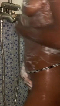 Quente pequena negra gata gosta de momento solo no banheiro acariciando seus peitos pequenos