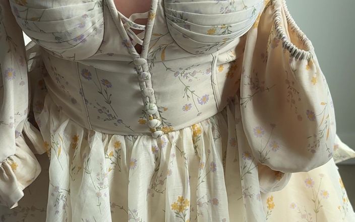 HotsyTotsy: Cewek seksi dengan gaun seksi ini ngangkang banget!