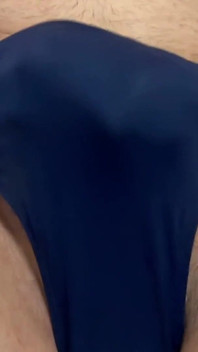 Menghisap pancutan dalam Blue Speedo