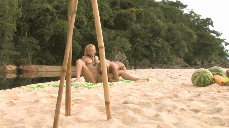 Lesbian Stories: Dos hermosas chicas se lo están pasando genial al aire...