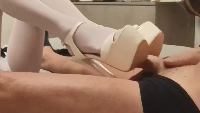 LauraOnHeels: 팬티스타킹과 하이힐을 신은 MILF가 발잡을 한다